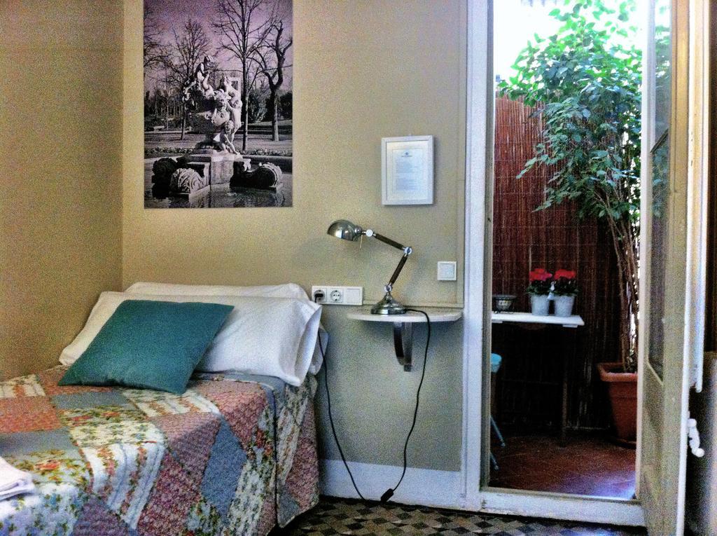 Triple Room Private External Bathroom 1 double 1 single room