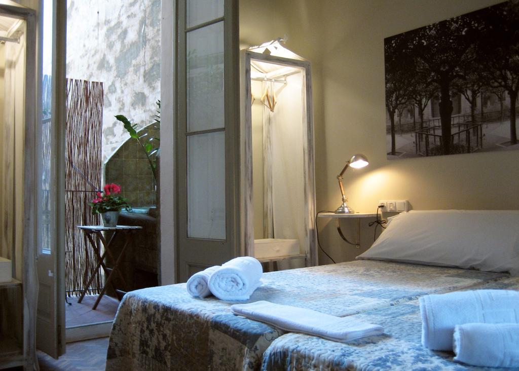 Triple Room Private External Bathroom 1 double 1 single room