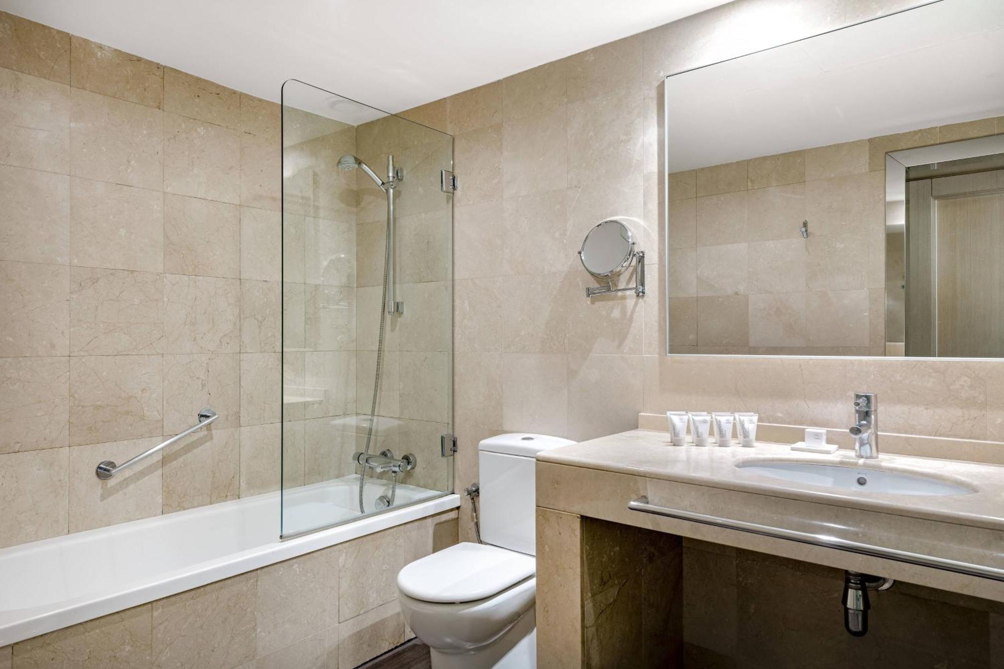 Two-Bedroom Suite One King Two Twin Beds,1643136311:JPEG