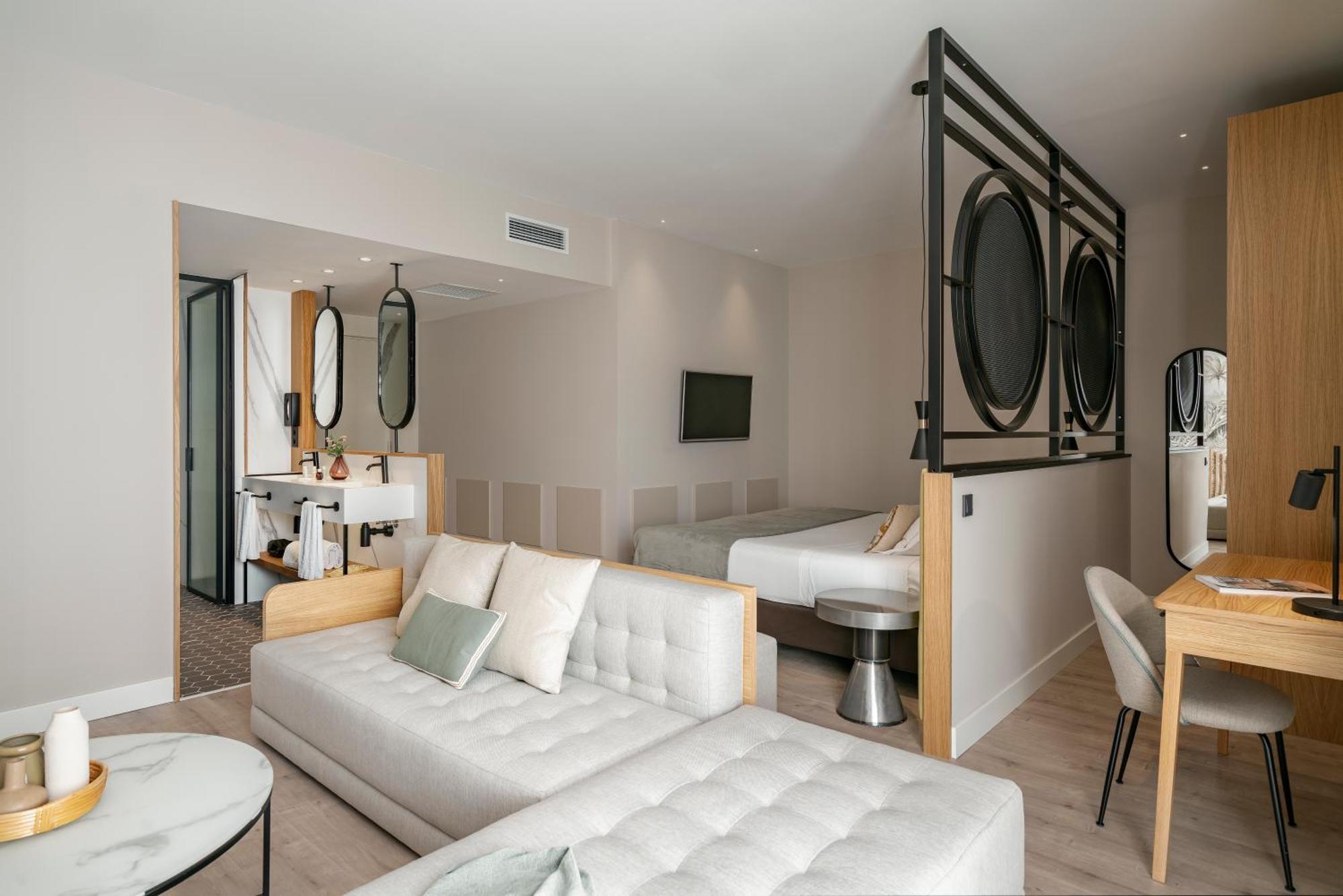 Family Room,1658067320:JPEG