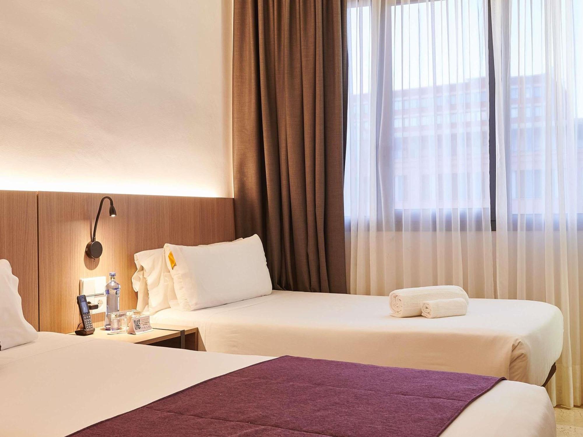 Standard Room With Three Single Beds,1717062095:JPEG