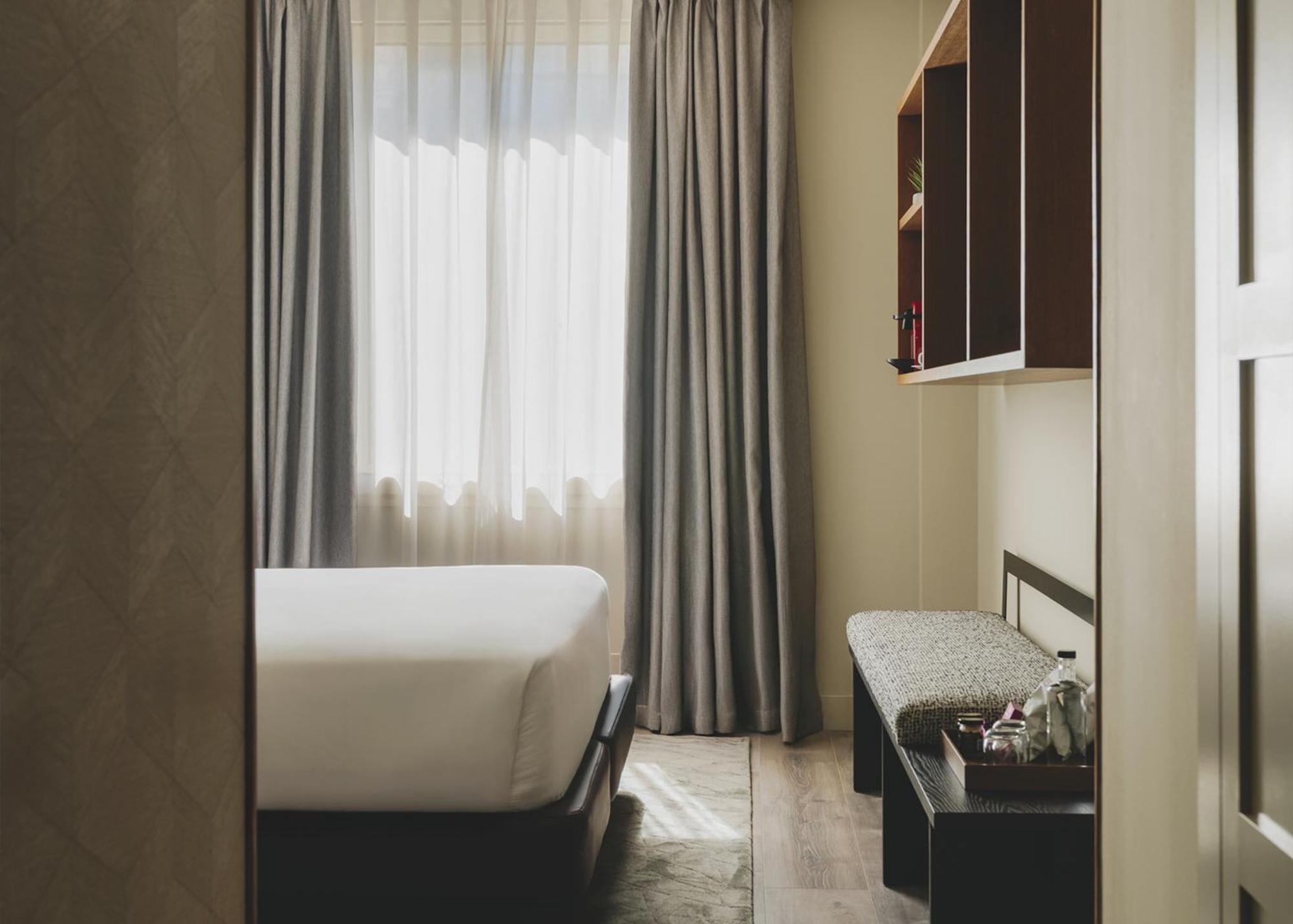 Superior Exterior Room