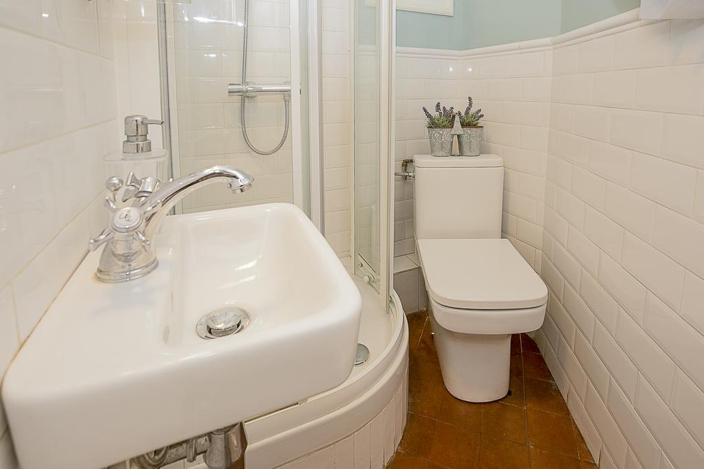 Twin Room Private External Bathroom